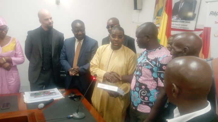 Actions humanitaires de la Fondation Américaine pour le développement Économique et Social: le vice-président de la CGE-GUI,El Hadj Mohamed Habib Hann, préside la remise des prix aux bénéficiaires