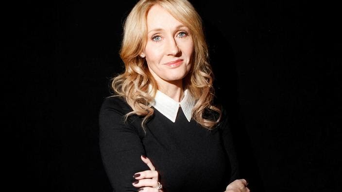 Attaque contre Salman Rushdie: J.K. Rowling se dit menacée, la police britannique enquête