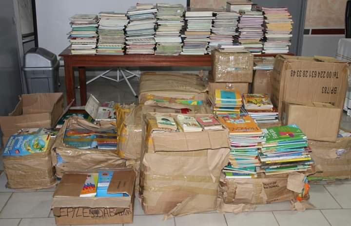 MEPU-A : le Président de la transition fait un don de livres aux élèves de Guinée.