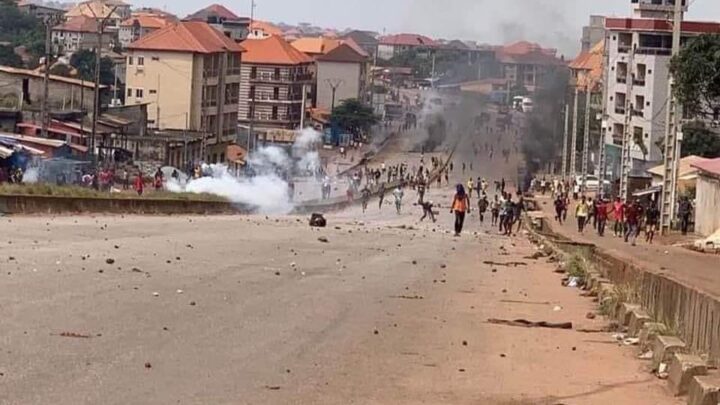 Manifestations anti-junte et heurts à Conakry