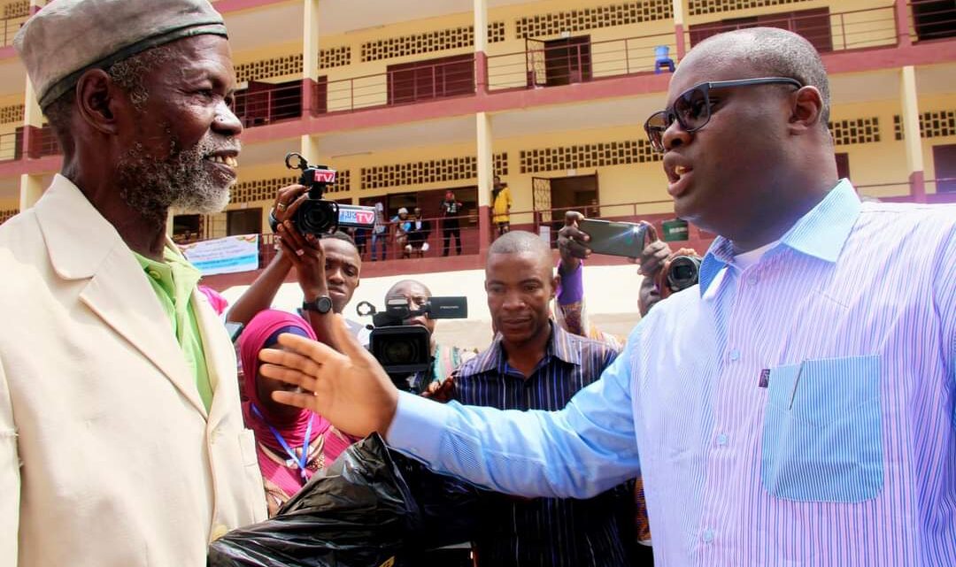 Célébration en différé de la Journée Mondiale des Enseignants , Aboubacar Sidiki Keita dit Socrate récompensé par le Président de la transition.