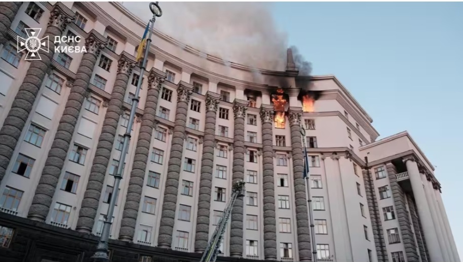 Guerre en Ukraine : le siège du gouvernement endommagé dans une attaque de drones russes sur Kiev