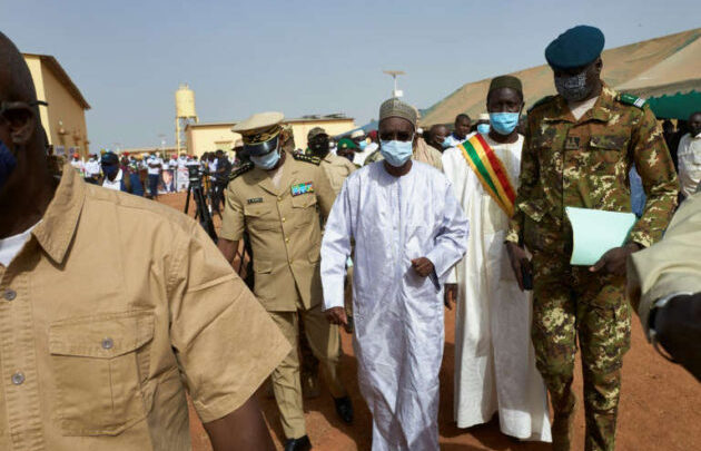 Au Mali, le pouvoir fixe la présidentielle à début 2022