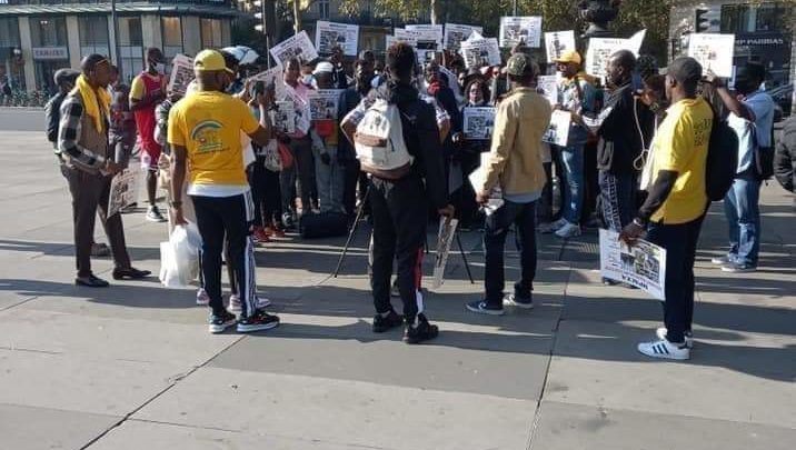 Une trentaine de militants du RPG manifestent à Paris pour la libération de leur champion