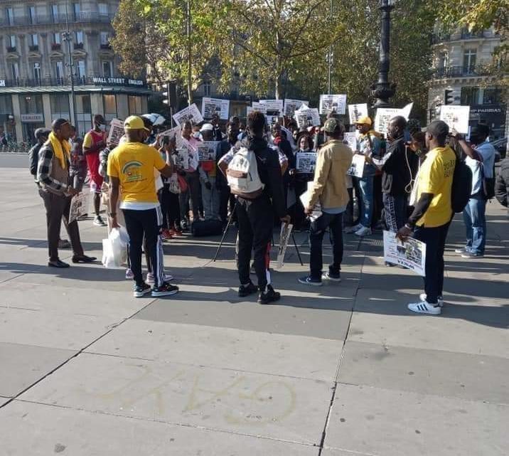 Une trentaine de militants du RPG manifestent à Paris pour la libération de leur champion