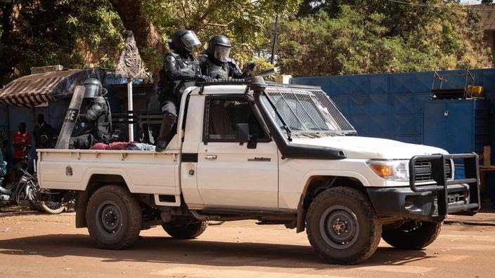 Burkina Faso: une foule célèbre les putschistes à Ouagadougou