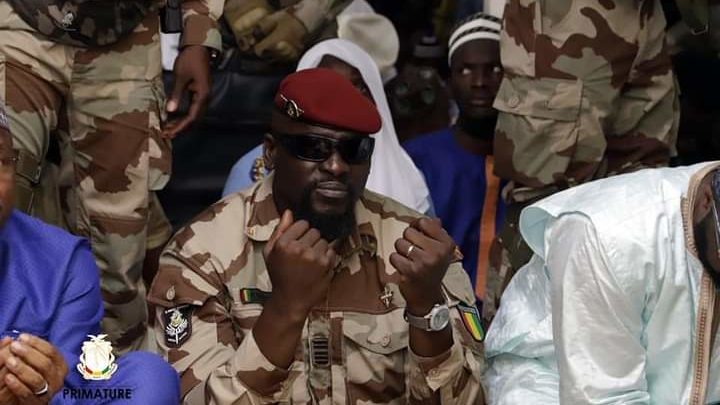 Mamadi Doumbouya a accompli sa prière de vendredi à Kaloum