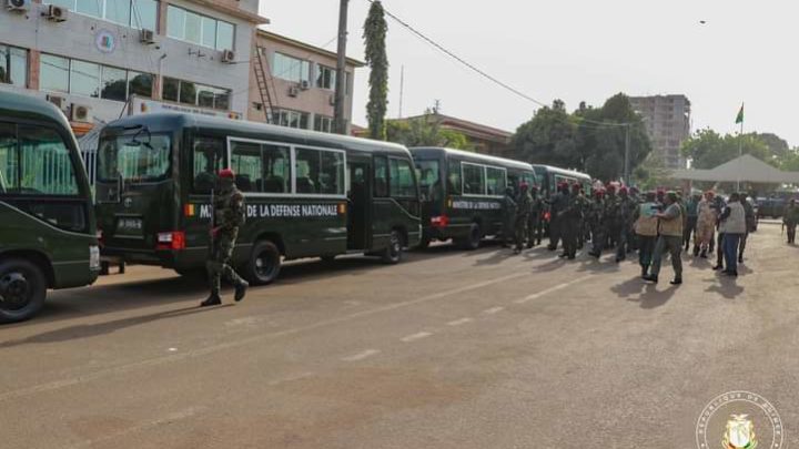Mamadi Doumbouya renforce la mobilité des forces de défense avec 8 nouveaux bus à Conakry