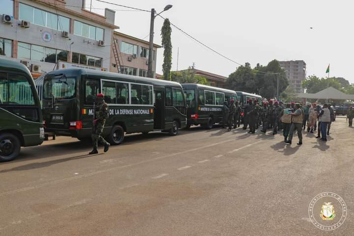 Mamadi Doumbouya renforce la mobilité des forces de défense avec 8 nouveaux bus à Conakry