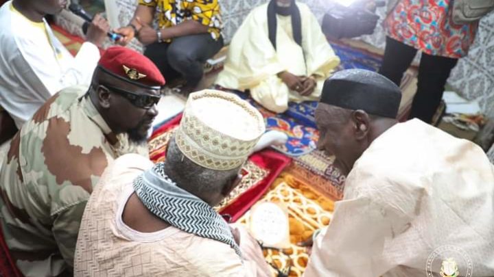 𝗥𝗮𝗺𝗮𝗱𝗮𝗻 : 𝗟𝗲 𝗣𝗿é𝘀𝗶𝗱𝗲𝗻𝘁 𝗱𝗲 𝗹𝗮 𝗧𝗿𝗮𝗻𝘀𝗶𝘁𝗶𝗼𝗻 𝗮 𝗽𝗿𝗶𝘀 𝗽𝗮𝗿𝘁 à 𝗹𝗮 𝗽𝗿𝗶é𝗿𝗲 𝗱𝘂 𝘃𝗲𝗻𝗱𝗿𝗲𝗱𝗶 𝗲𝗻 𝗰𝗼𝗺𝗽𝗮𝗴𝗻𝗶𝗲 𝗱𝗲𝘀 𝗳𝗶𝗱𝗲̀𝗹𝗲𝘀 𝗺𝘂𝘀𝘂𝗹𝗺𝗮𝗻𝘀 𝗱𝗲 𝗹𝗮 𝗺𝗼𝘀𝗾𝘂é𝗲 𝘀𝗲𝗻𝗲𝗴𝗮𝗹𝗮𝗶𝘀𝗲 𝗱𝗲 𝗞𝗮𝗹𝗼𝘂𝗺.