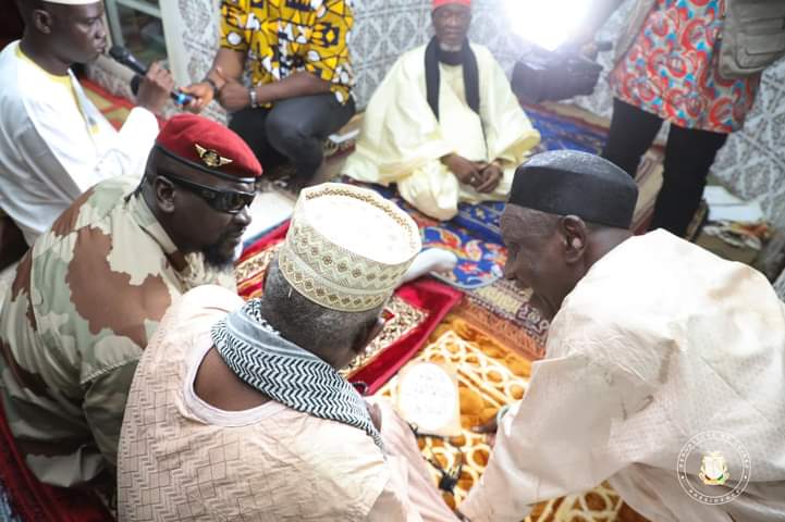 𝗥𝗮𝗺𝗮𝗱𝗮𝗻 : 𝗟𝗲 𝗣𝗿é𝘀𝗶𝗱𝗲𝗻𝘁 𝗱𝗲 𝗹𝗮 𝗧𝗿𝗮𝗻𝘀𝗶𝘁𝗶𝗼𝗻 𝗮 𝗽𝗿𝗶𝘀 𝗽𝗮𝗿𝘁 à 𝗹𝗮 𝗽𝗿𝗶é𝗿𝗲 𝗱𝘂 𝘃𝗲𝗻𝗱𝗿𝗲𝗱𝗶 𝗲𝗻 𝗰𝗼𝗺𝗽𝗮𝗴𝗻𝗶𝗲 𝗱𝗲𝘀 𝗳𝗶𝗱𝗲̀𝗹𝗲𝘀 𝗺𝘂𝘀𝘂𝗹𝗺𝗮𝗻𝘀 𝗱𝗲 𝗹𝗮 𝗺𝗼𝘀𝗾𝘂é𝗲 𝘀𝗲𝗻𝗲𝗴𝗮𝗹𝗮𝗶𝘀𝗲 𝗱𝗲 𝗞𝗮𝗹𝗼𝘂𝗺.