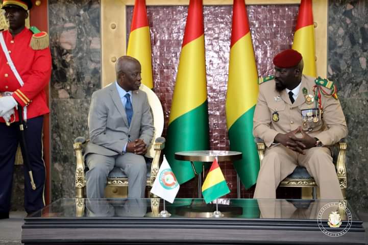 𝗣𝗮𝗹𝗮𝗶𝘀 𝗠𝗼𝗵𝗮𝗺𝗺𝗲𝗱 𝗩: L&rsquo; Ambassadeur Représentant Résident de la CEDEAO en Guinée présente ses lettres de créance au chef de l&rsquo;Etat