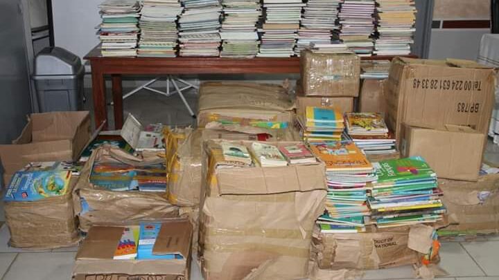 MEPU-A : le Président de la transition fait un don de livres aux élèves de Guinée.