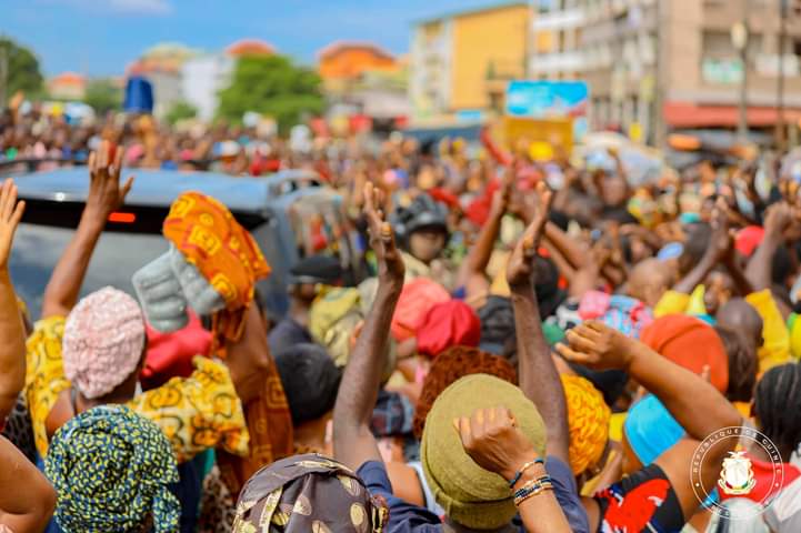 JOURNÉE D’ASSAINISSEMENT À CONAKRY : LE PRÉSIDENT DE LA TRANSITION, LE COLONEL MAMADI DOUMBOUYA SUR LE TERRAIN POUR DONNER LE BON EXEMPLE