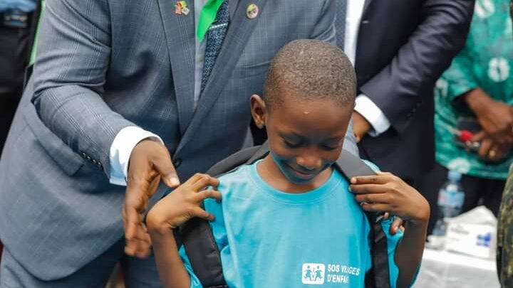 Charité : Le chef de l’État offre des kits scolaires à l’orphelinat »𝗦𝗢𝗦 𝘃𝗶𝗹𝗹𝗮𝗴𝗲𝘀 𝗱’𝗲𝗻𝗳𝗮𝗻𝘁𝘀 »