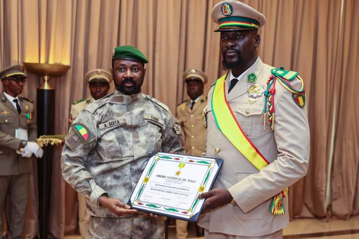 Mamadi Doumbouya élevé à la dignité de grand croix de l’ordre national du Mali