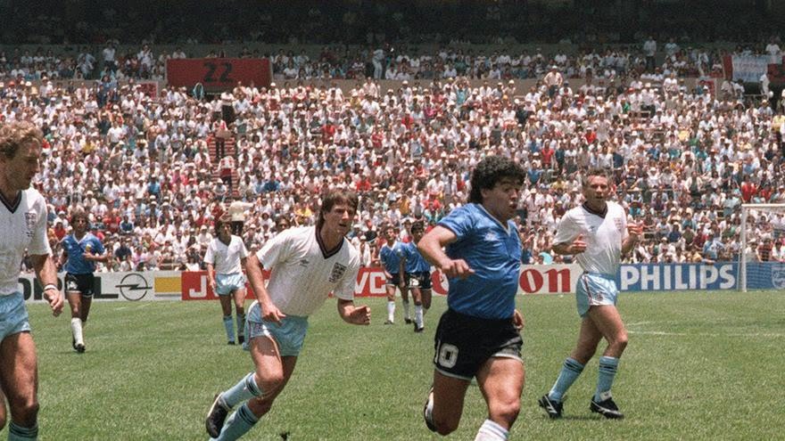 DIEGO MARADONA : LE BALLON TOUCHÉ PAR LA «MAIN DE DIEU» AUX ENCHÈRES