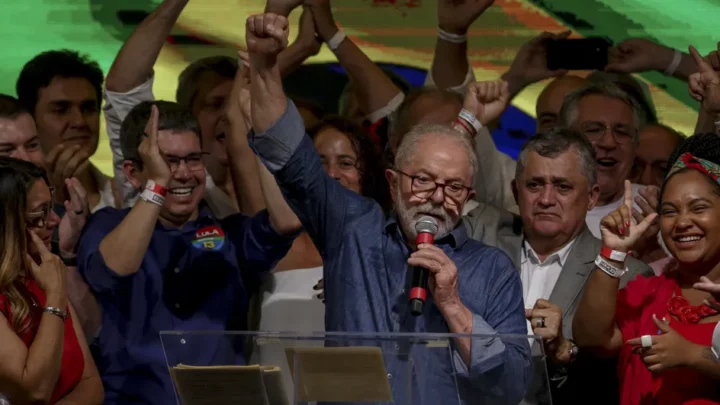 Présidentielle au Brésil : Lula l’emporte d’une courte tête (50,9%) au second tour face au président sortant, Jair Bolsonaro