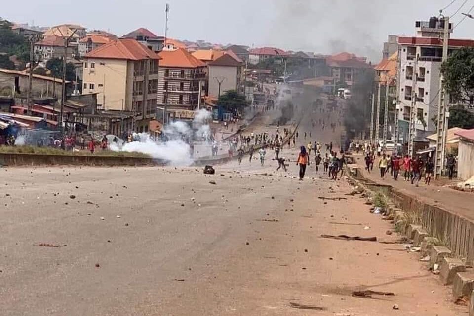 Conakry : des échauffourées entre jeunes et forces de l’ordre à Simbaya Gare