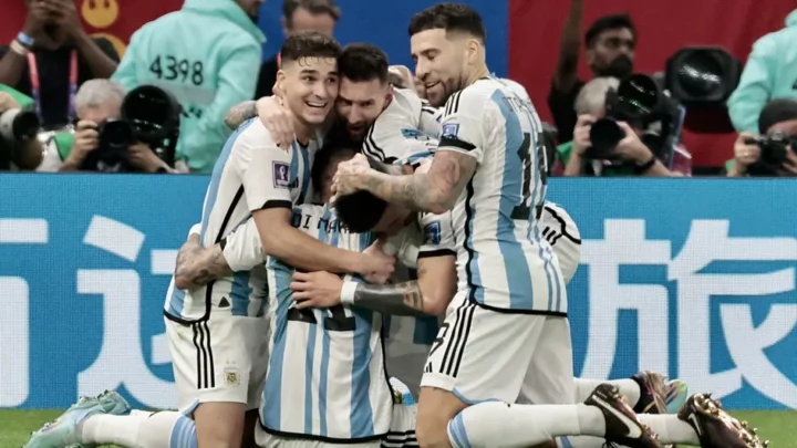 Aux tirs au but, l’Argentine de Lionel Messi brise le rêve de troisième étoile des Bleus et remporte la Coupe du monde