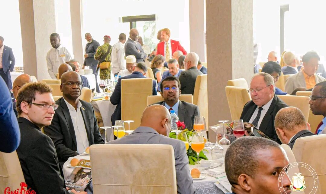 𝗣𝗮𝗹𝗮𝗶𝘀 𝗠𝗼𝗵𝗮𝗺𝗺𝗲𝗱 𝗩 : 𝗹𝗲 𝗖𝗵𝗲𝗳 𝗱𝗲 𝗹’𝗘𝘁𝗮𝘁 𝗿𝗲ç𝗼𝗶𝘁 𝗹𝗲𝘀 𝘃œ𝘂𝘅 𝗱𝗲𝘀 𝗺𝗲𝗺𝗯𝗿𝗲𝘀 𝗱𝘂 𝗖𝗼𝗿𝗽𝘀 𝗱𝗶𝗽𝗹𝗼𝗺𝗮𝘁𝗶𝗾𝘂𝗲 𝗲𝘁 𝗥𝗲𝗽𝗿𝗲𝘀𝗲𝗻𝘁𝗮𝗻𝘁𝘀 𝗱𝗲𝘀 𝗼𝗿𝗴𝗮𝗻𝗶𝘀𝗮𝘁𝗶𝗼𝗻𝘀 𝗶𝗻𝘁𝗲𝗿𝗻𝗮𝘁𝗶𝗼𝗻𝗮𝗹𝗲𝘀