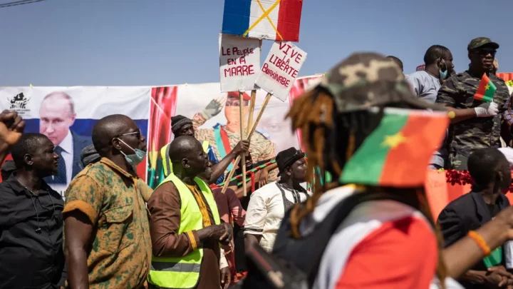 Burkina Faso : la France annonce le retrait de ses troupes d’ici « un mois », après la demande de Ouagadougou