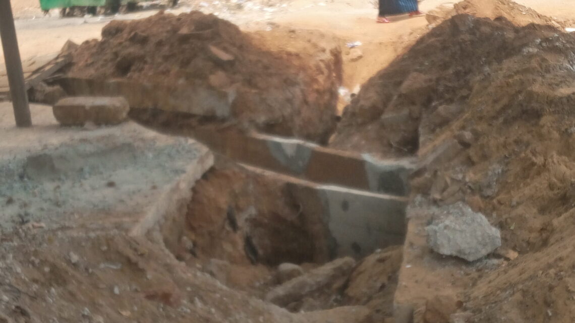 CONAKRY/GBÉSSIA OLYMPIO-INFRASTRUCTURES : DES JEUNES ÉRIGENT DES BARRICADES POUR PROTESTER CONTRE LA CHUTE DES ENFANTS DANS LES CANIVEAUX NON COUVERTS