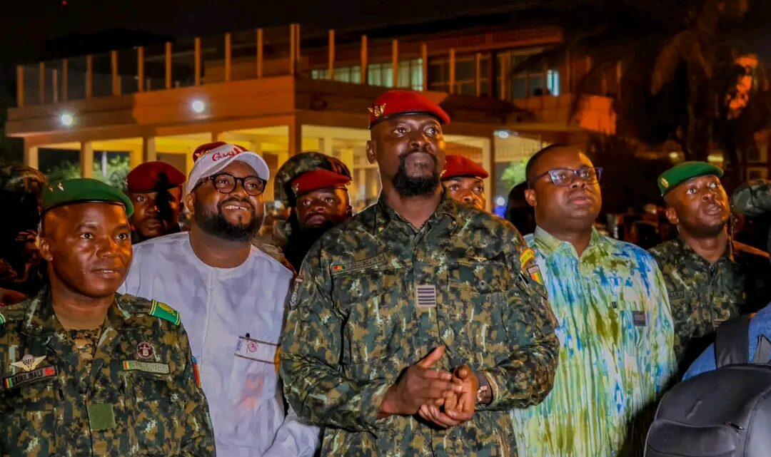 Aéroport Ahmed Sékou Touré: le chef de l’État à l&rsquo;accueil des Guinéens venant de Tunisie