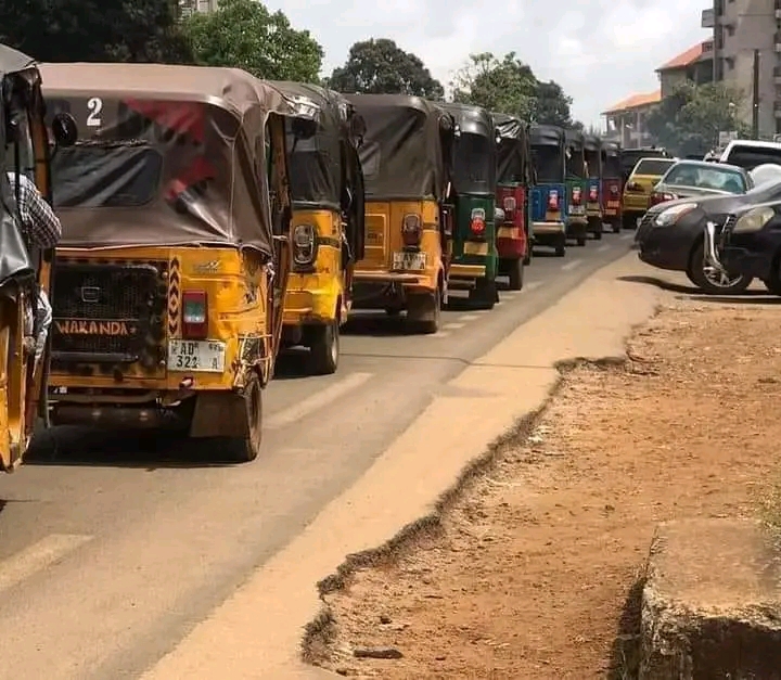 Guinée : le gouvernement interdit l’importation des motos tricycles