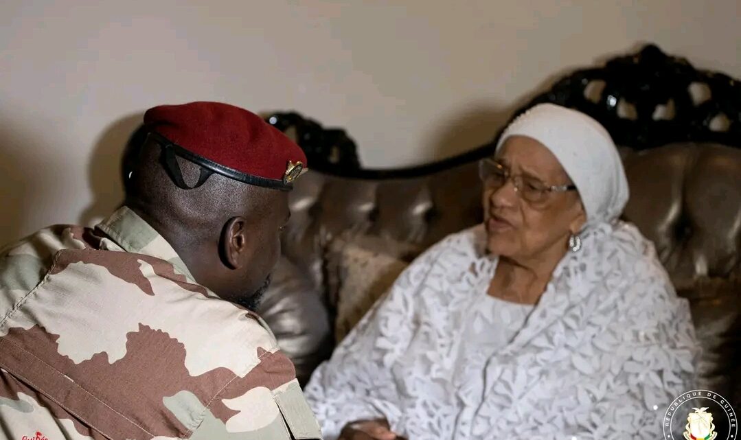 Hommage à Sékou Touré : Mamadi Doumbouya dans la famille de l’ancien président