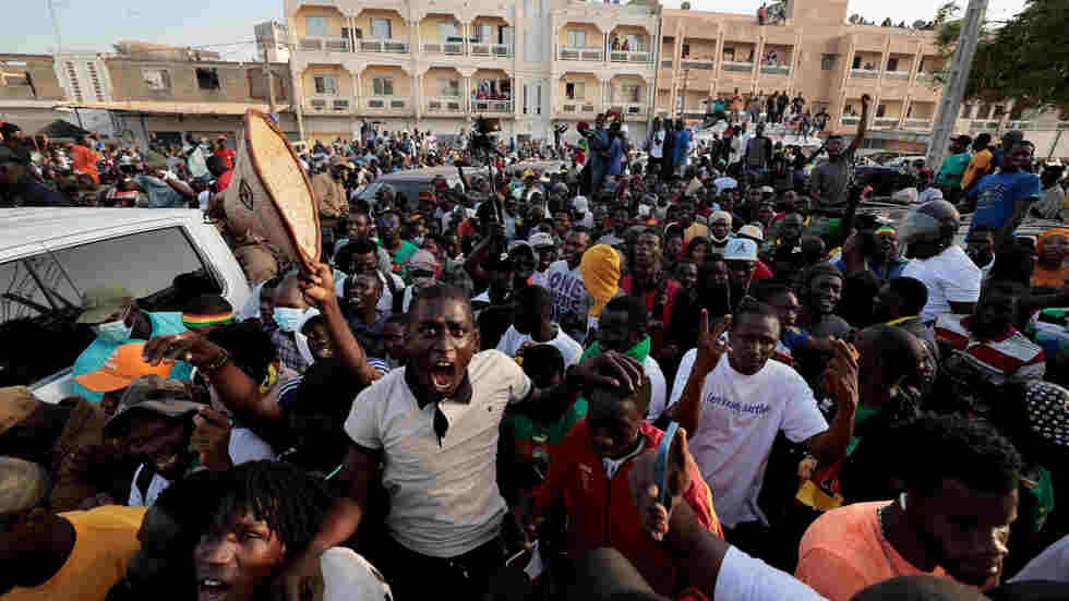 Ousmane Sonko interpellé et extrait manu militari de son véhicule