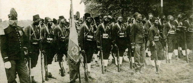 Neuf tirailleurs sénégalais quittent la France pour finir leur vie au Sénégal