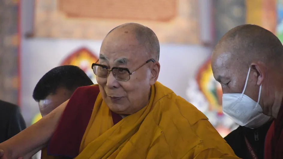 Le dalaï-lama présente ses excuses à un petit garçon pour lui avoir demandé de lui « sucer la langue »