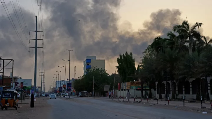 Au Soudan, des milliers de civils fuient Khartoum au cinquième jour des combats