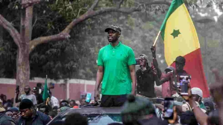 Sénégal: le convoi de l’opposant Ousmane Sonko en route pour Dakar