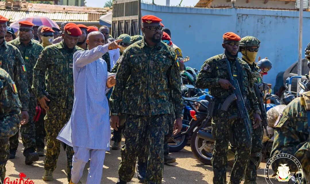 Armée: Mamadi Doumbouya visite les ministères de la sécurité et de la Défense