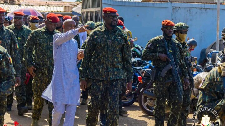 Armée: Mamadi Doumbouya visite les ministères de la sécurité et de la Défense