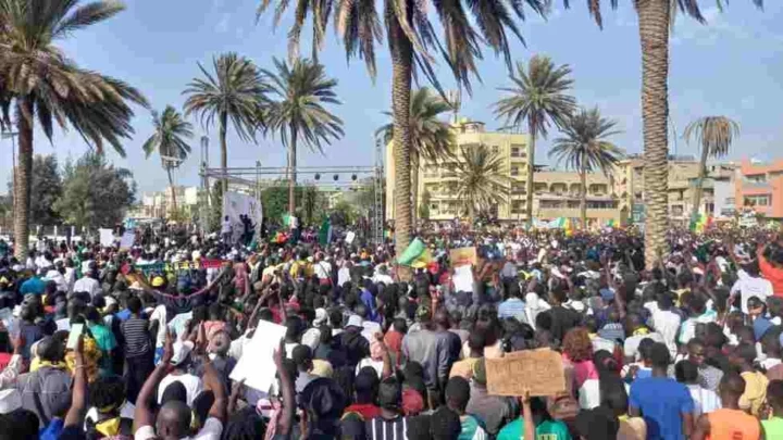 Sénégal: des milliers de manifestants à Dakar contre une éventuelle 3e candidature de Macky Sall