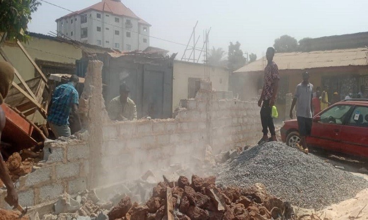 KAMSAR/DÉGUERPISSEMENT : PLUSIEURS BÂTIMENTS DÉMOLIS PAR LES BULLDOZERS AU QUARTIER AMACEF