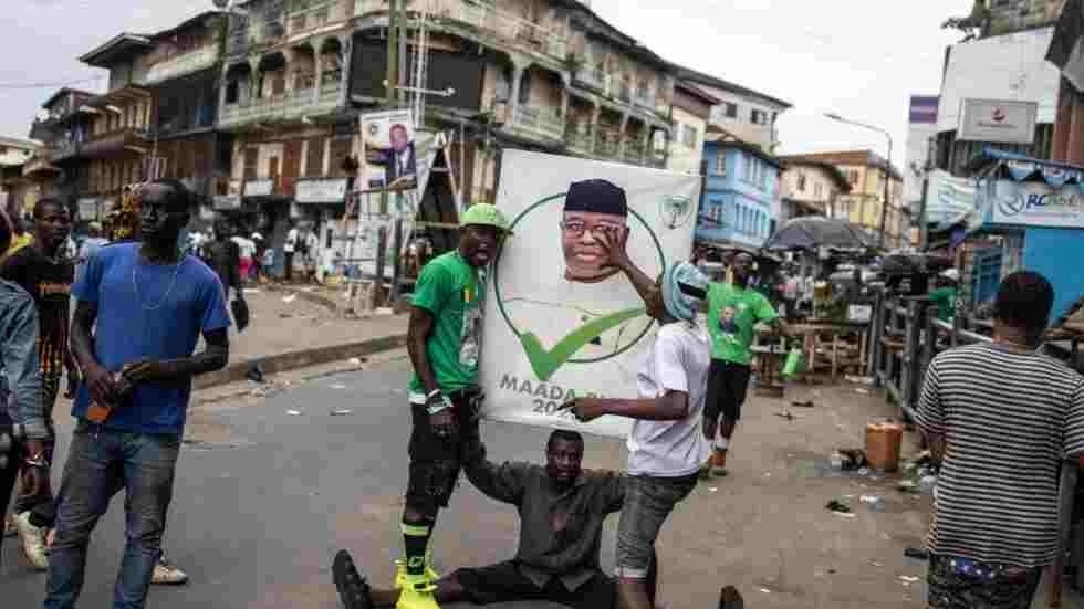 Sierra Leone: le président Bio prête serment après sa réélection contestée