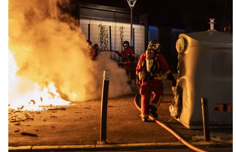 Violences après la mort de Nahel : comment l’exécutif et la majorité tentent prudemment « de ne pas mettre d’huile sur le feu »