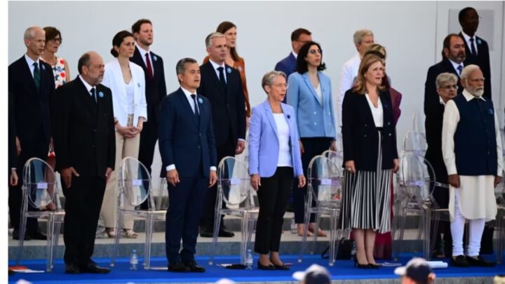 Défilé du 14-Juillet : la Première ministre Élisabeth Borne placée loin d’Emmanuel Macron en tribune, l’Élysée parle d’une « erreur »
