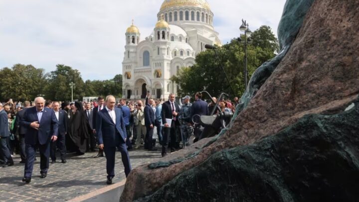 Guerre en Ukraine : Vladimir Poutine et Alexandre Loukachenko saluent la foule ensemble, un mois après la rébellion de Wagner