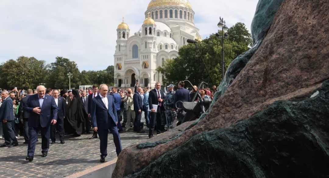 Guerre en Ukraine : Vladimir Poutine et Alexandre Loukachenko saluent la foule ensemble, un mois après la rébellion de Wagner