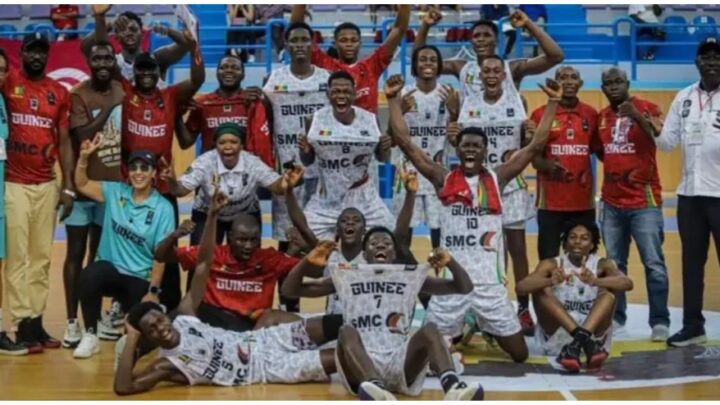 Les jeunes basketteurs Guinéens vainqueurs du trophée U16 reçoivent les félicitations de Mamadi Doumbouya