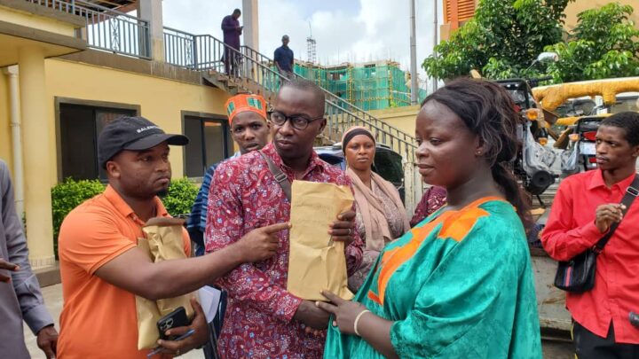 Humanitaire : Ousmane Gaoual Diallo assiste des victimes du régime d’Alpha Condé