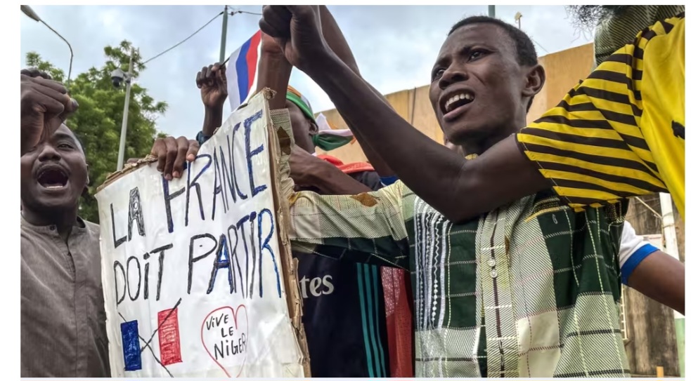 Coup d’Etat au Niger : des centaines de personnes défilent à Niamey pour soutenir les putschistes