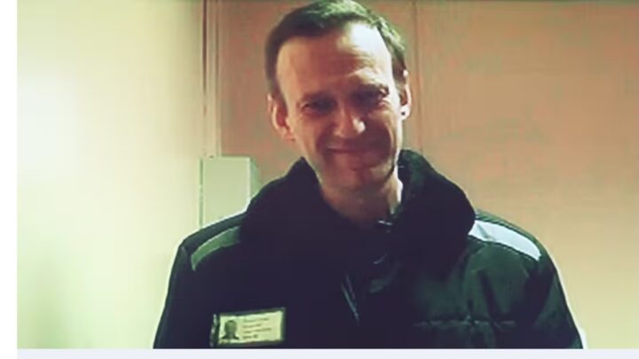 Russie : l’opposant Alexeï Navalny, déjà incarcéré, condamné à 19 ans de prison pour « extrémisme »