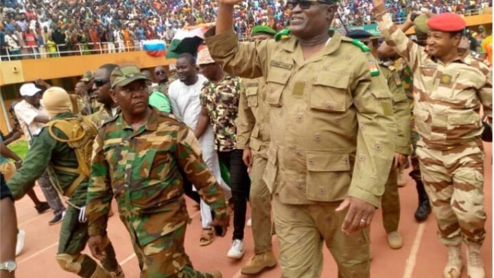 Coup d’Etat au Niger : des milliers de partisans des militaires ayant pris le pouvoir sont rassemblés dans un stade de Niamey