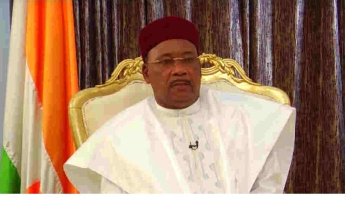 Niger: l’ex-président Mahamadou Issoufou, discret médiatiquement depuis le coup d’État, sort de son silence